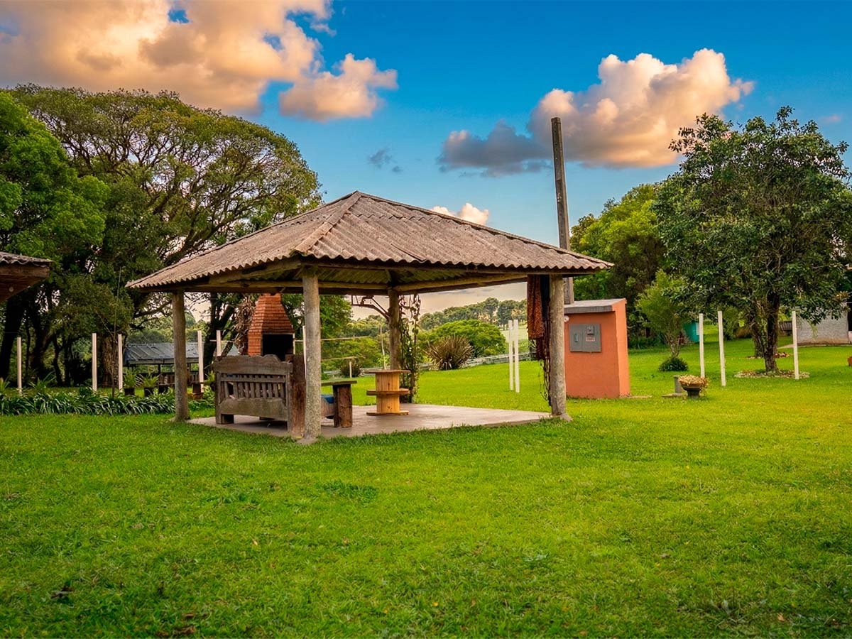 Entrada e estacionamento